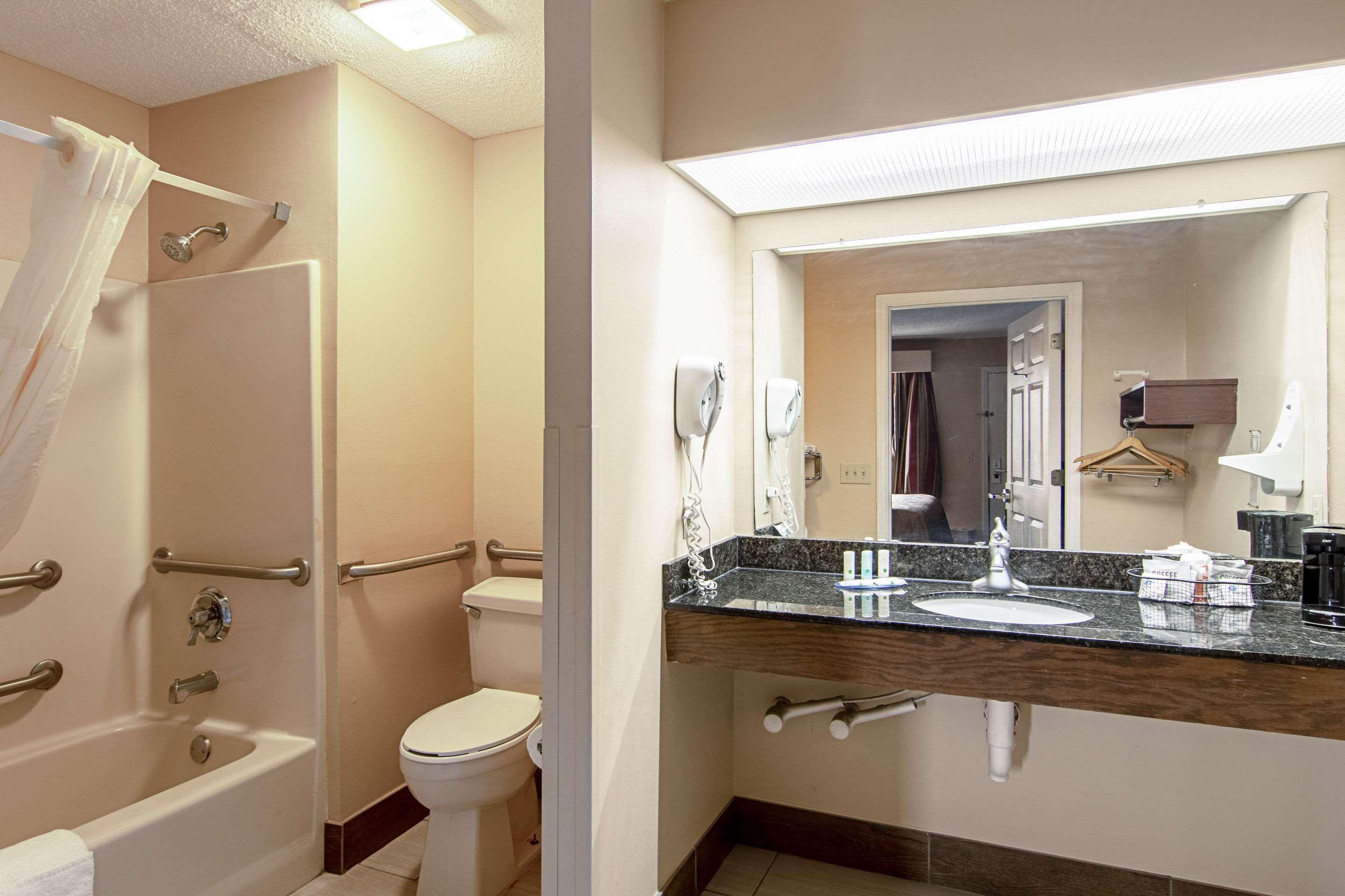 Quality Inn Thomaston Экстерьер фото